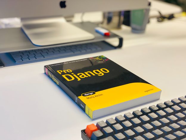 创建了新的 Django Project 后需要设置的 - 1 black and yellow box on white table