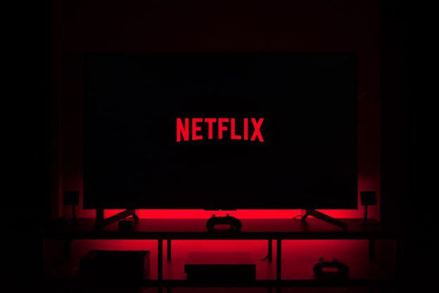 黑鏡 (Black Mirror) S1EP1 :国歌观后感 - 34 flat screen television displaying Netflix logo