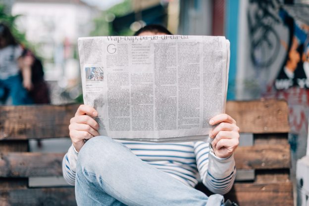 看报纸的好时机 - 9 man sitting on bench reading newspaper