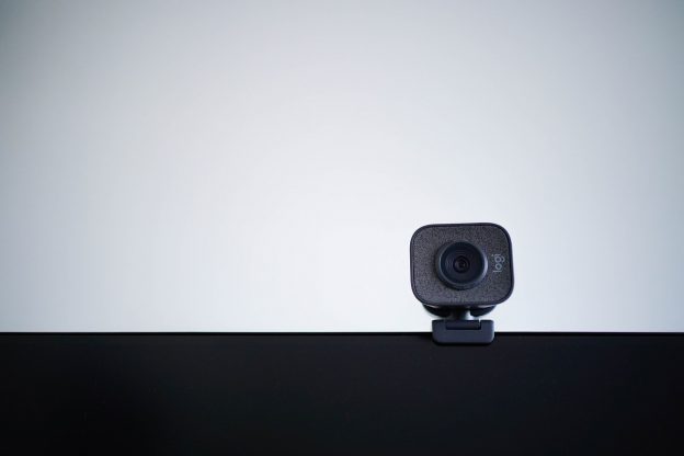 使用 Iriun Webcam + Pixel6 作为 macOS 的摄像头 - 8 black speaker on white table
