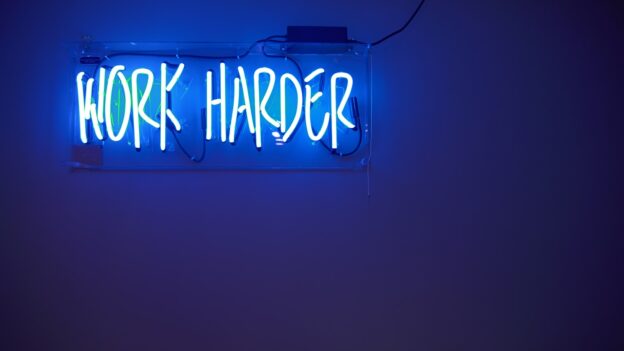 为什么你永远在加班? - 8 blue Work Harder neon signage
