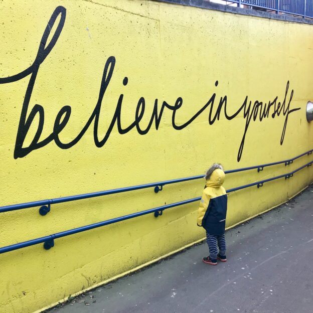 做让事发生的人 - 7 toddler looking at believe in yourself graffiti