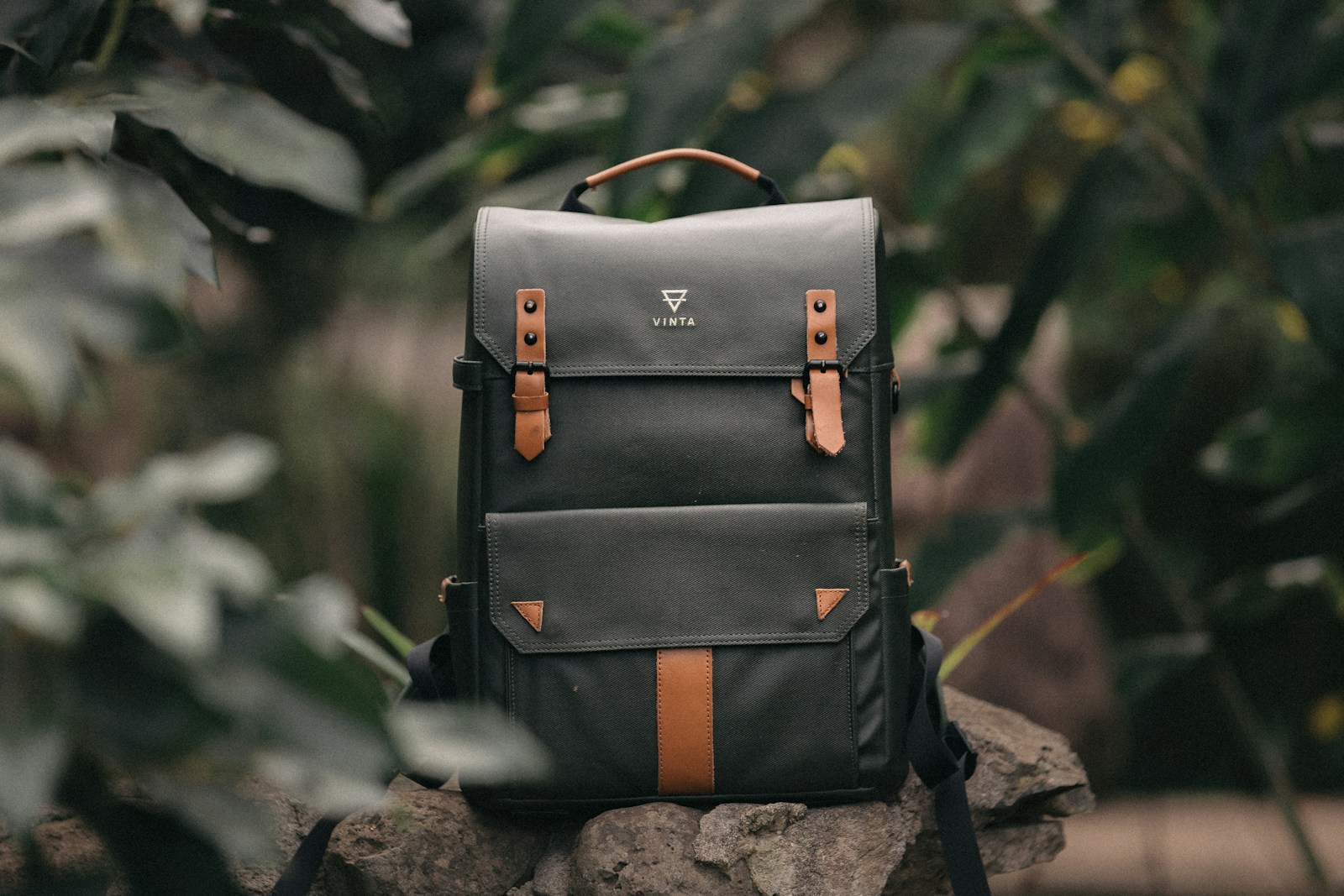 用什么样的视角看待问题决定产品的形态 - 1 selective focus photography of black and brown leather backpack on rock